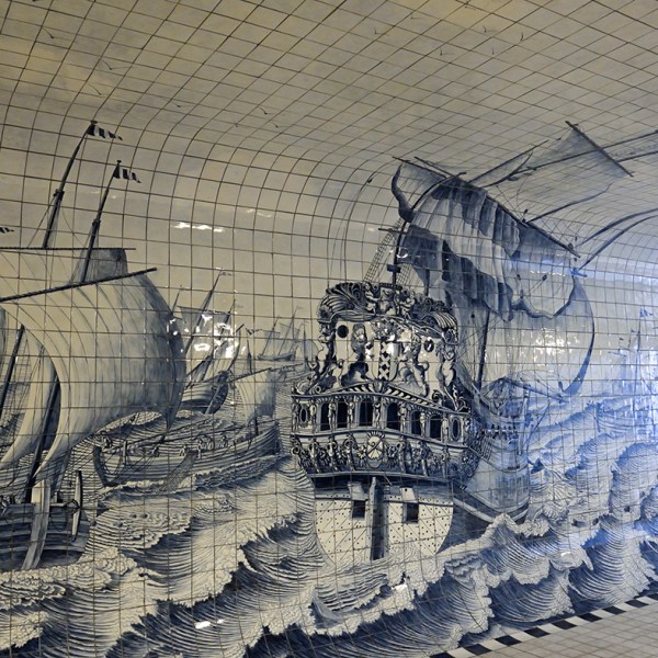 美しいタイルで飾られたトンネル、カウペルスパサージュ