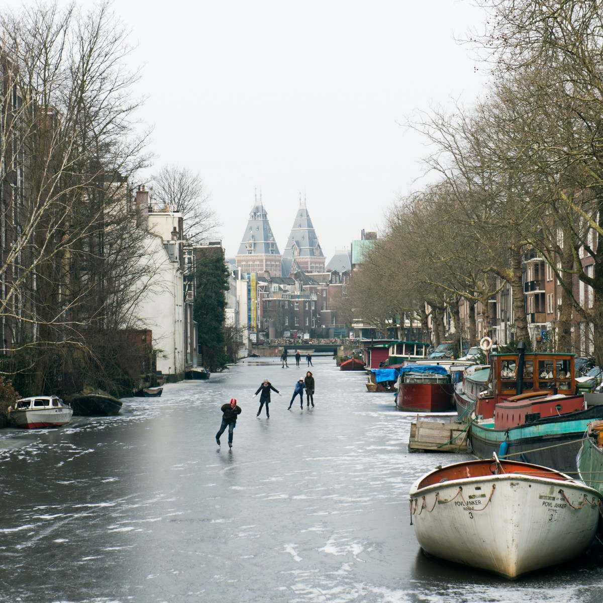 シベリアのクマと運河スケート